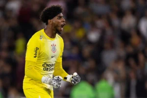 Portuguesa exclui 2 torcedores após racismo contra Hugo Souza agora
