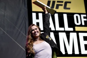 Ronda Rousey retorna hoje para superluta contra Carano com polêmicas revisitadas